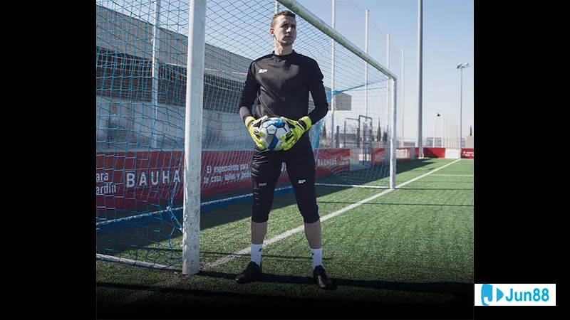 Thủ môn bắt bóng trong trận đấu sân